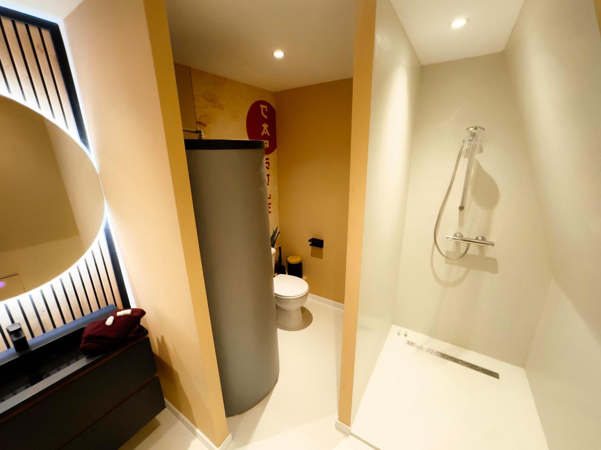 Capsule Lotus-Balneo-Sauna-Billard-Nintendo Hastiere-par-dela Εξωτερικό φωτογραφία